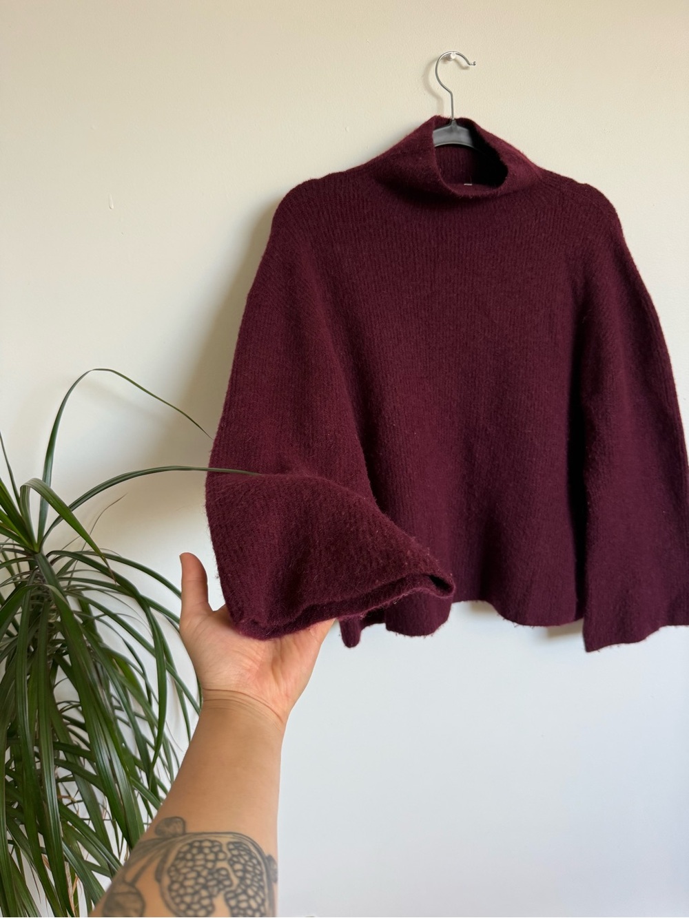 Wool/Alpaka Made in Italy Turtleneck Boxy Sweater in Deep Burgundy